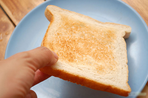 Cách ăn bánh mì một cách đơn giản mà ngon - 3